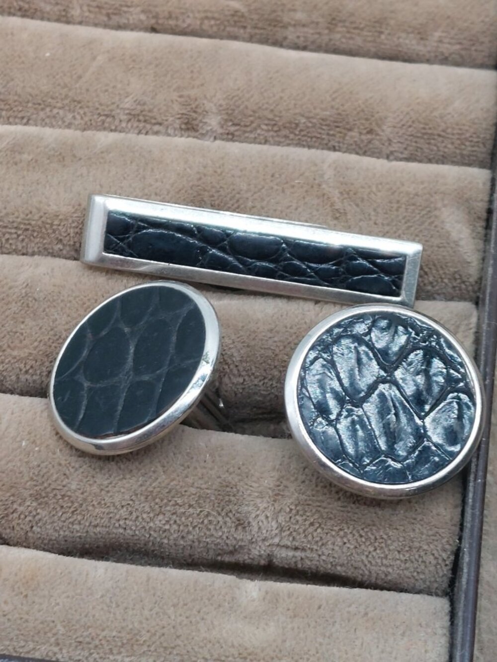 Swank Leather Silver Tone Tie Clip And Cufflinks